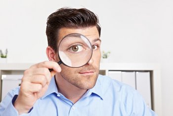 Mann mit Lupe
